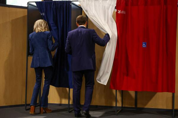 Emmanuel Macron et son épouse votent au Touquet (Pas-de-Calais), le 9 juin 2024.