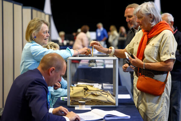Dans un bureau de vote, au Touquet-Paris-Plage (Pas-de-Calais), le 9 juin 2024. 