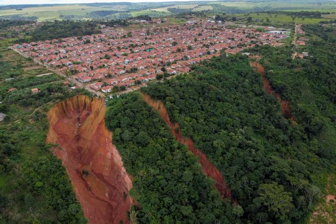 Vue aérienne des érosions à Buriticupu, dans l’Etat de Maranhao, au Brésil, prise le 21 avril 2023. Un phénomène causé par un manque d’urbanisme et une déforestation agressive.