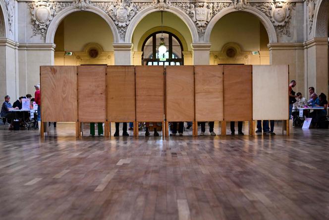Why seat projections after the first round might not be reliable | WN24 1 At a polling station in Lyon during the European elections on June 9, 2024.