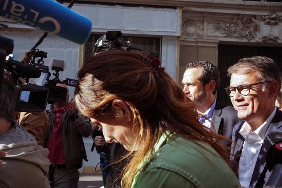 Marine Tondelier (EELV) accueillle la délégation du Parti socialiste lors des discussions en vue d’un accord pour les législatives qui se tiennent ce soir au QG des écologistes, à Paris.