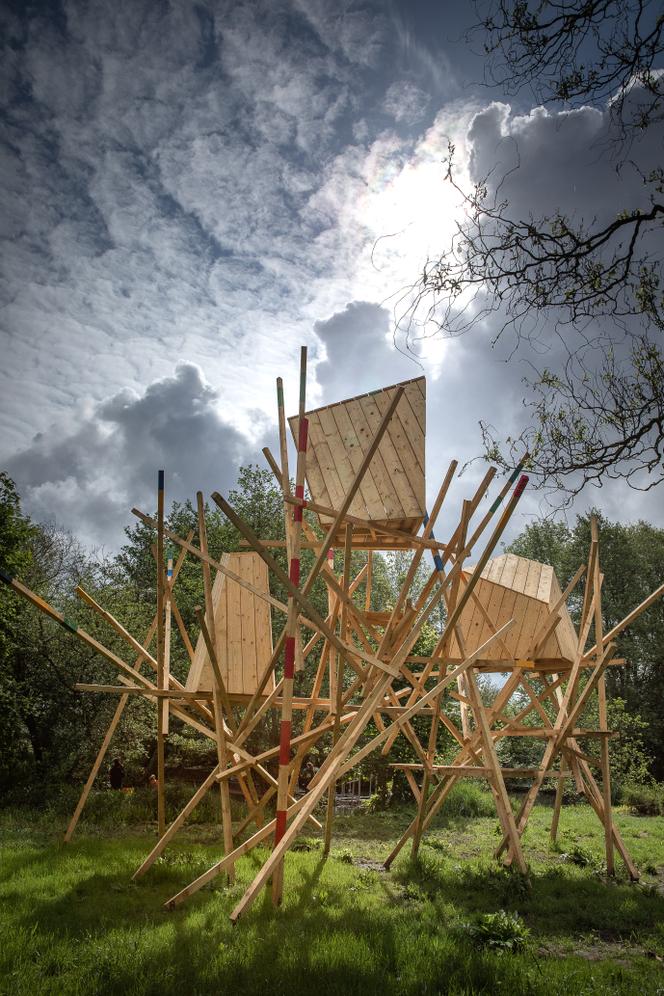« Aquatique », le mikado géant des Archisculpteurs, installé au bord de l’étang de Clermont, dans les hortillonnages d’Amiens.