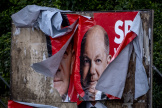 Une affiche électorale endommagée montre le chancelier allemand Olaf Scholz à Francfort, en Allemagne, lundi 10 juin 2024. 