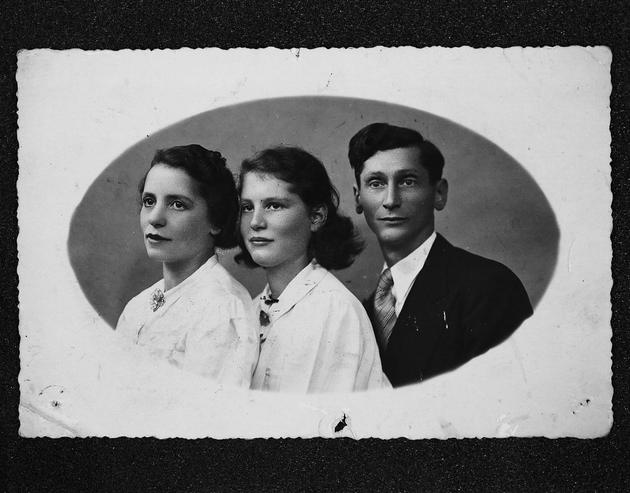 Dora Bruder entre ses parents, Cécile et Ernest.