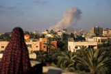 De la fumée après une frappe israélienne au sud de la ville de Gaza, le 11 juin 2024.