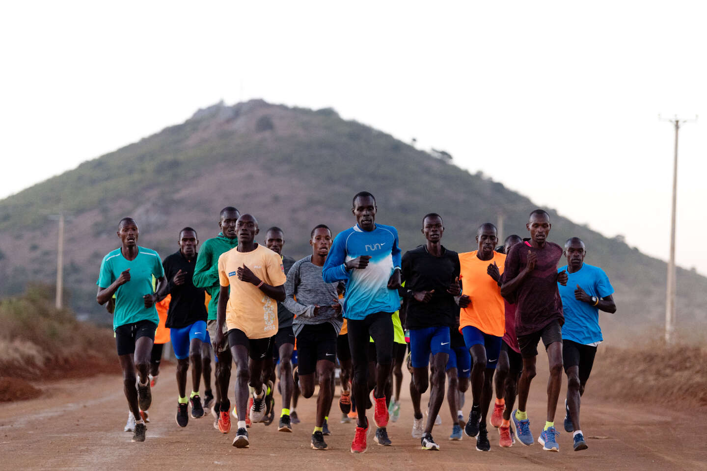 Regarder la vidéo « Pour se mettre à l’abri, certains sont prêts à tout » : à Iten, une vie de sacrifices et parfois de dérives pour les champions de course à pied kényans
