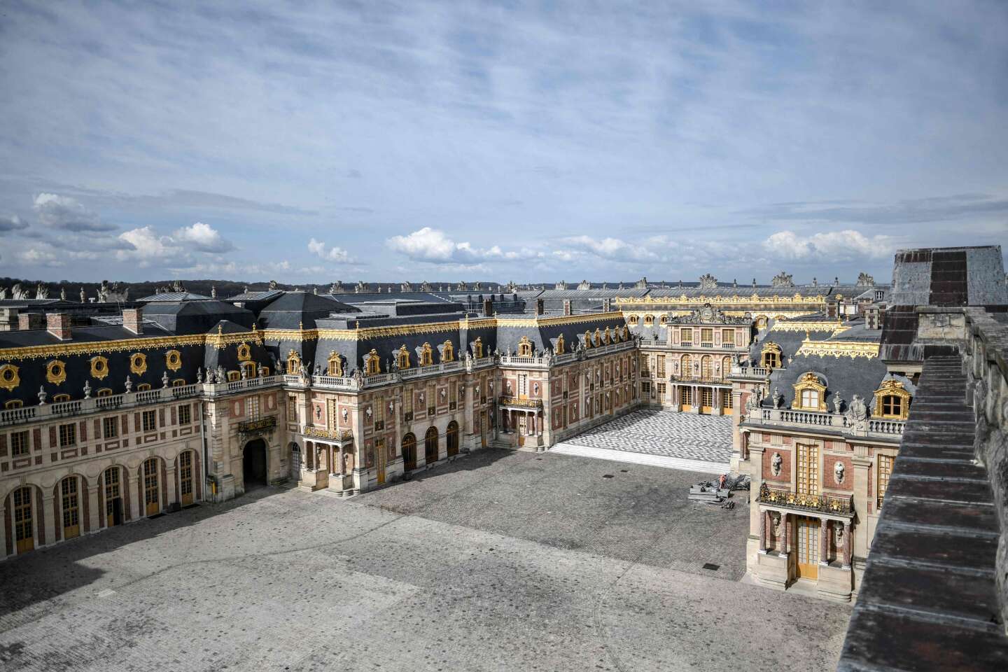 Regarder la vidéo Le château de Versailles a été brièvement évacué après un départ de feu sur un chantier de toiture