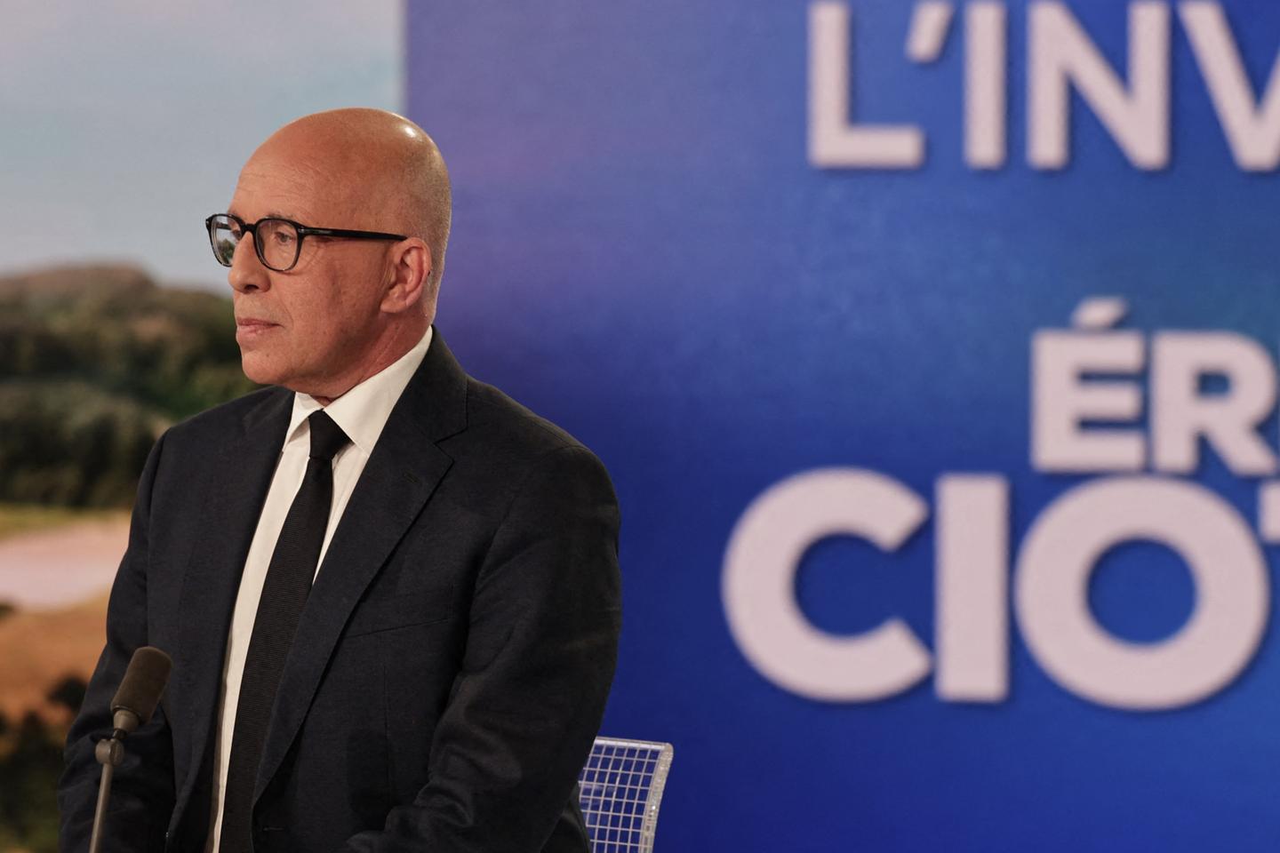 French conservative party leader backs alliance with Le Pen
