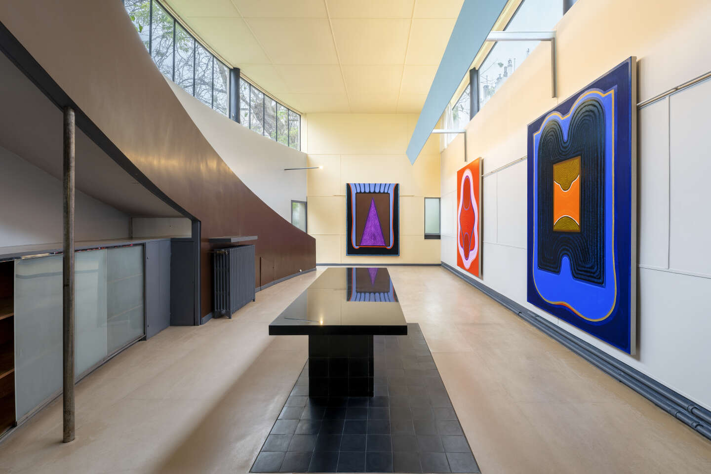 Regarder la vidéo La peintre Lily Stockman fait vibrer la maison La Roche, de Le Corbusier, à Paris
