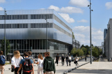 Des étudiants  devant l’université Paris-Saclay, à Saclay, le 17 septembre 2021.