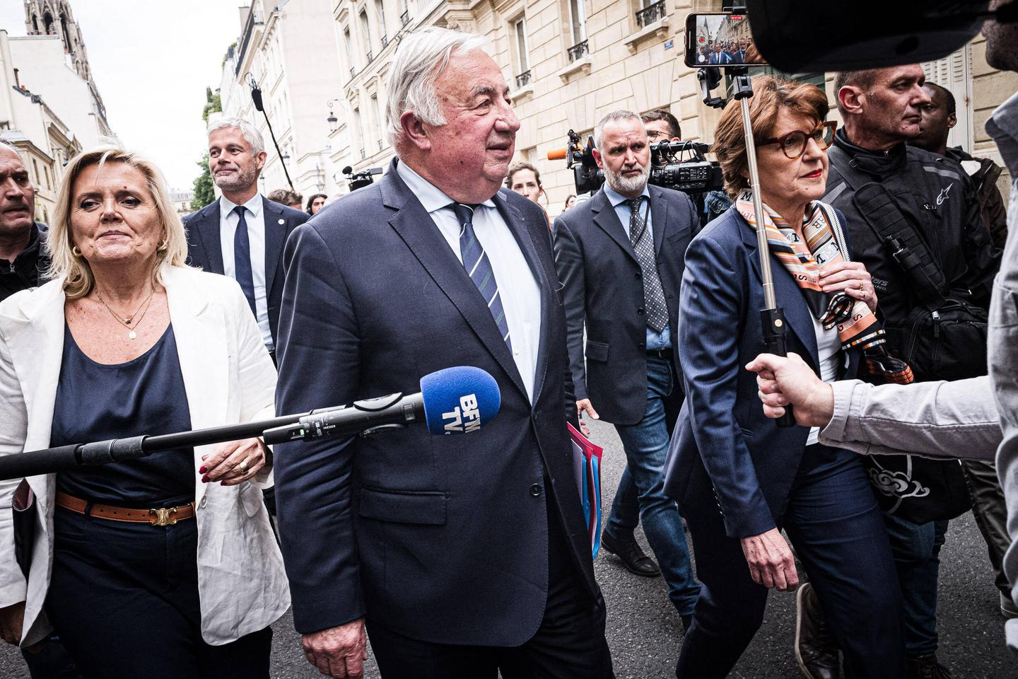 French conservative party leader expelled from party, refuses to resign