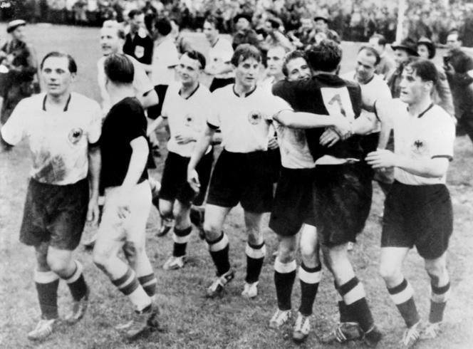 Les joueurs allemands célèbrent leur victoire face à la Hongrie (3-2) en finale de la Coupe du monde de football, le 4 juillet 1954 à Berne (Suisse).