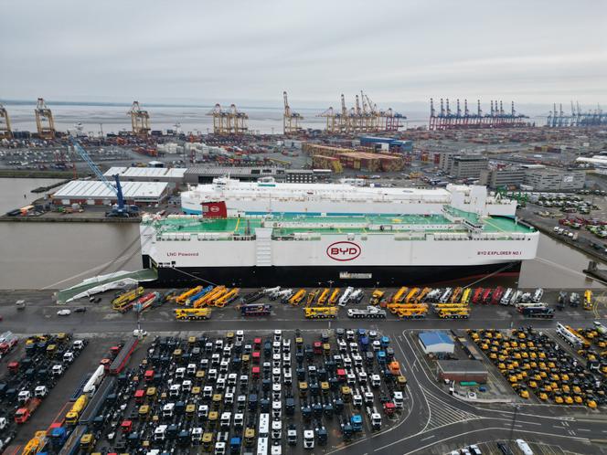 Le cargo « BYD Explorer n° 1 » en provenance de Shenzen en Chine, avec 3 000 voitures neuves à bord, est amarré au terminal automobile de BLG à Brême, en Allemagne, le 26 février 2024.