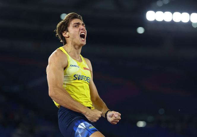 Armand Duplantis après avoir décroché l’or au saut à la perche, lors des championnats d’Europe, au stade olympique de Rome, le 12 juin 2024. 
