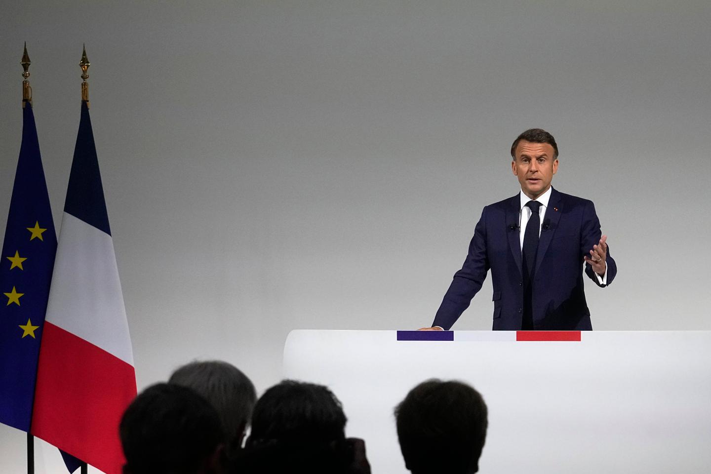 Macron calls on all those 'able to say no to extremes' to back him