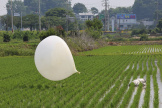 Un ballon vraisemblablement envoyé par la Corée du Nord, dans une rizière à Incheon, en Corée du Sud, le lundi 10 juin 2024.