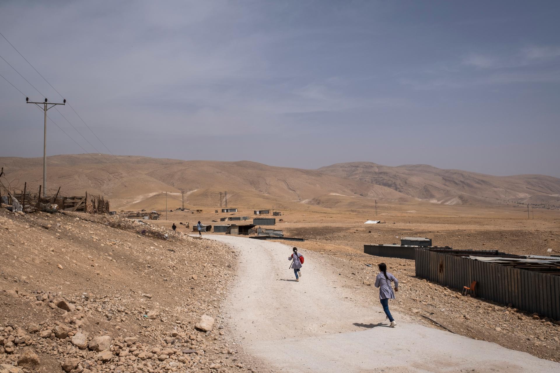 A Mouarrajat, en Cisjordanie, des filles de la communauté rentrent de l’école, le 23 mai 2024. Selon le directeur, la présence de l’établissement dans le village joue un rôle important dans le fait de ne pas vouloir s'installer ailleurs, même face aux violences des colons.