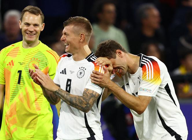 Weterani reprezentacji Niemiec, Manuel Neuer (po lewej), Toni Kroos (w środku) i Thomas Muller (po prawej), po zwycięstwie nad Szkocją, w Monachium, 14 czerwca 2024 r.