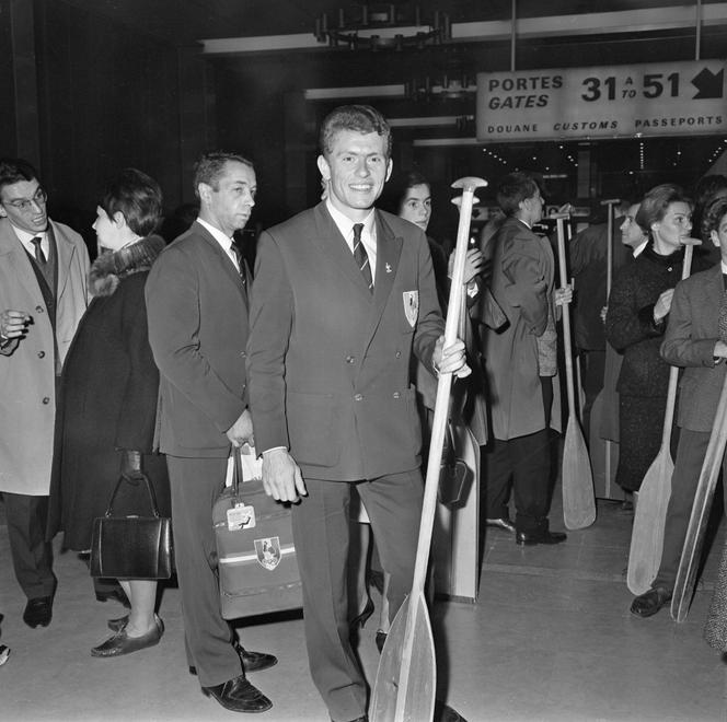 Michel Chapuis, à son retour des Jeux de Tokyo, à l’aéroport d’Orly (Val-de-Marne), en 1964.