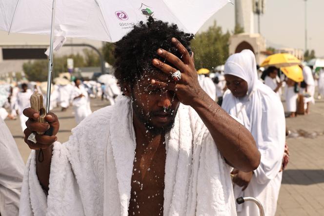 Ein muslimischer Pilger am Fuße des Berges Arafat in Saudi-Arabien während des Hadsch am 15. Juni 2024.