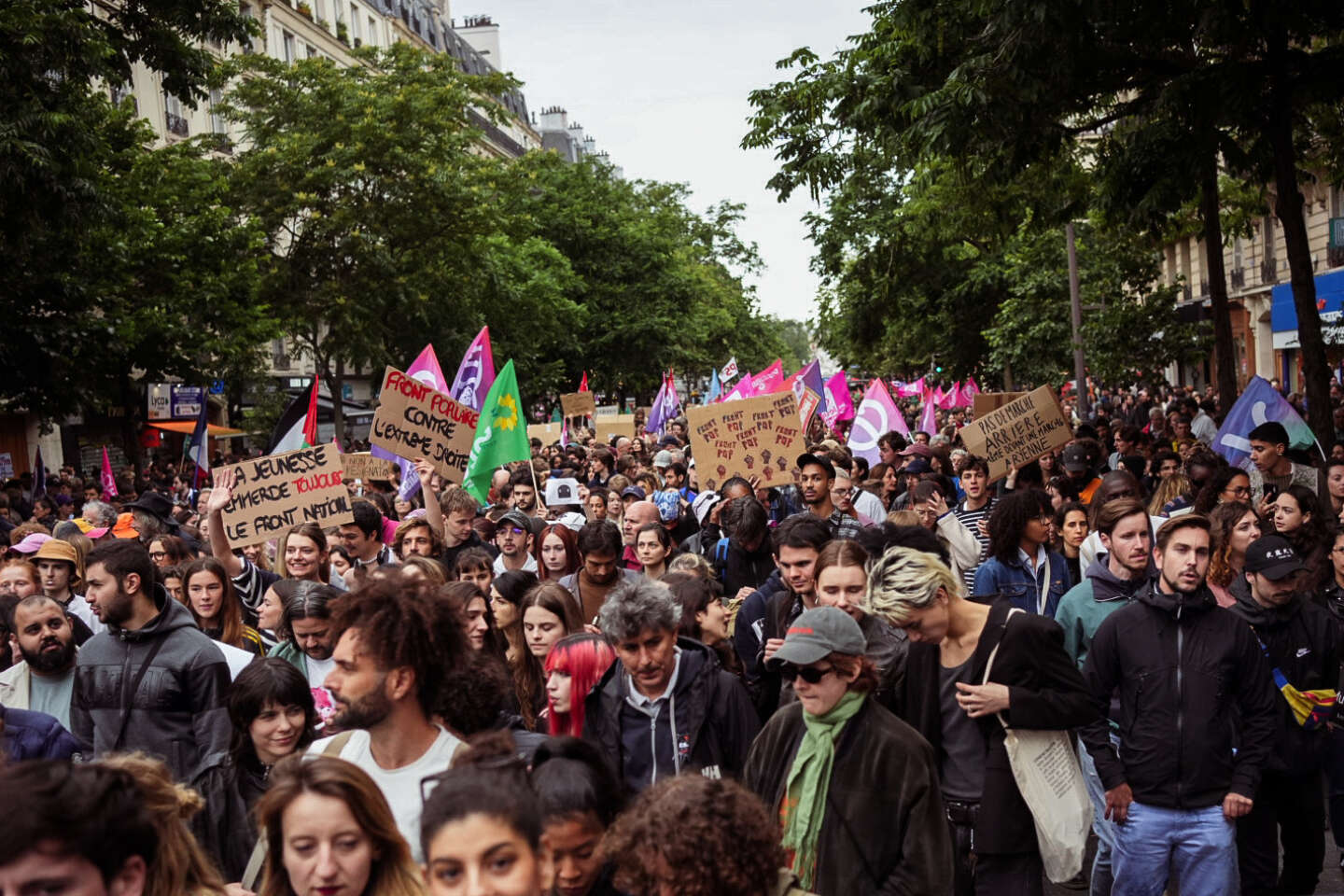 Regarder la vidéo En images : des centaines de milliers de personnes défilent dans toute la France contre l’extrême droite