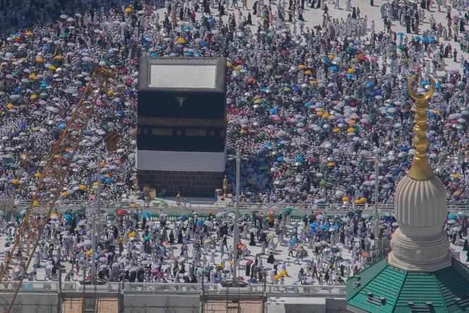 Muslimische Pilger in der Nähe der Kaaba, der Kuppel der Großen Moschee, während der Pilgerfahrt nach Mekka, Saudi-Arabien, am 17. Juni 2024.