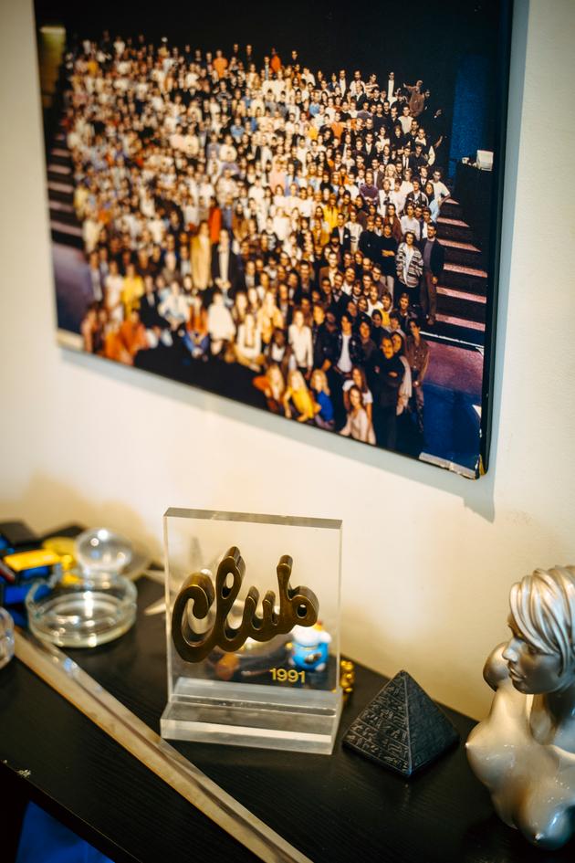 Au mur, photo de groupe des équipes AB réalisée en 1994 ; sur l’étagère, « Club d’or » 1991, dans le bureau de Jean-Luc Azoulay, à La Plaine-Saint-Denis (Seine-Saint-Denis), le 3 juin 2024.