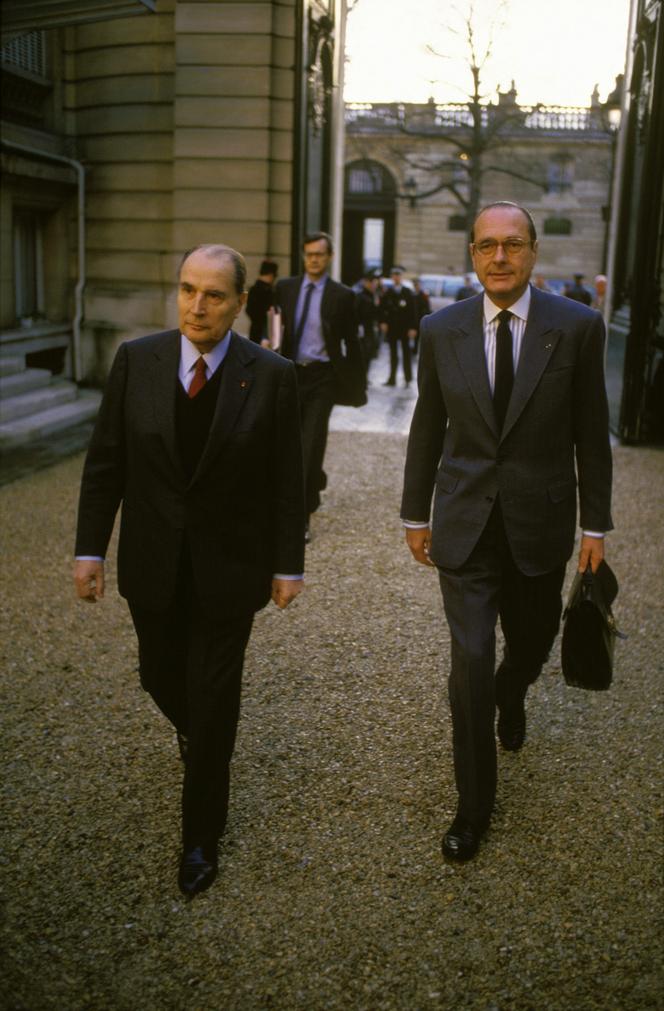 Le président de la République, François Mitterrand (Parti socialiste), et le premier ministre, Jacques Chirac (Rassemblement pour la République), à l’Elysée, le 17 décembre 1986.