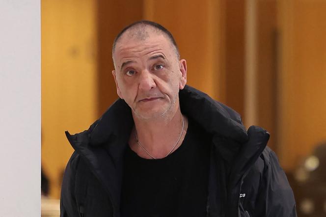 Marco Mouly chega ao tribunal depois de um juiz de condenação ter revogado a pena suspensa que cumpria no caso de fraude ao imposto sobre o valor acrescentado, em Paris, em 13 de março de 2024. 