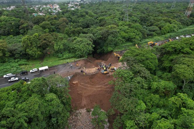 Eine Luftaufnahme eines Erdrutschs auf einer Schnellstraße in der Nähe von Guatemala-Stadt am 16. Juni 2024.