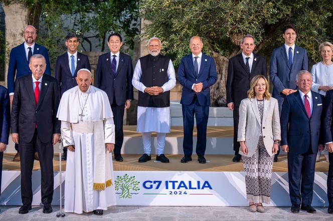Au second plan de la photo, le 14 juin 2024, a Borgo Egnazia, près de Bari, en Italie : Charles Michel, Rishi Sunak, Fumio Kishida, Narendra Modi, Olaf Scholz, Ahmed Hachani, Justin Trudeau et Ursula von der Leyen.  Au master plan: Recep Tayyip Erdogan, Le pape François, Giorgia Meloni et Abdallah II.