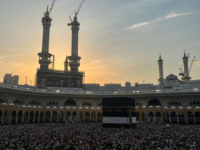 Muslimische Pilger umrunden die Kaaba während des „Tawaf“ in der Großen Moschee während des Hadsch am 18. Juni 2024 in Mekka, Saudi-Arabien.