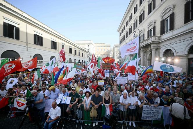 Des person partecipanti a un rassemblement convoqué par les dirientes des trois principaux partitis d'opposition Italiens, réunis pour la première fois afin de protester contro les réformes Constitutionnelles prévés ultraau popoirité, 2024 à Rome.