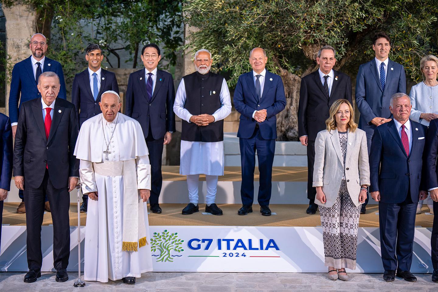 Des chefs d’Etat en rang d’oignons en Italie, c’est peut-être un détail pour vous…