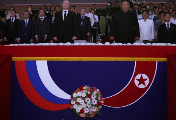 Le président russe, Vladimir Poutine, et le dirigeant nord-coréen, Kim Jong-un, assistent à un performance  de gala à Pyongyang, en Corée du Nord, le 19 juin 2024.