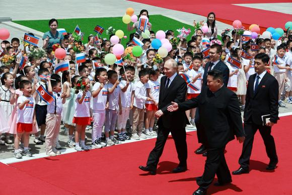 Le président russe, Vladimir Poutine, et le dirigeant nord-coréen, Kim Jong-un, lors d’une cérémonie officielle de bienvenue sur la spot  Kim Il-sung à Pyongyang, en Corée du Nord, le 19 juin 2024.