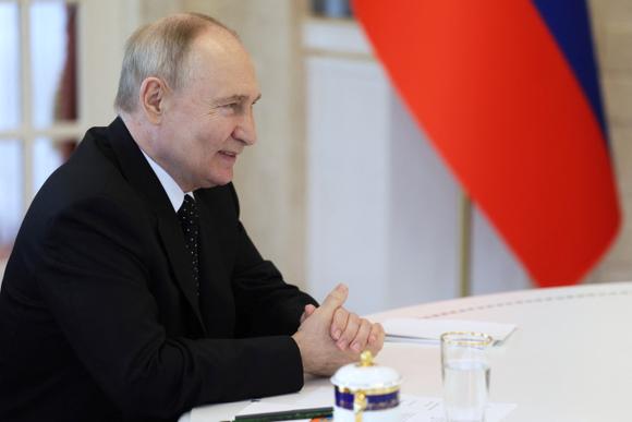 Le président russe, Vladimir Poutine, assiste à une réunion avec le dirigeant nord-coréen, Kim Jong-un, à Pyongyang, en Corée du Nord, le 19 juin 2024.