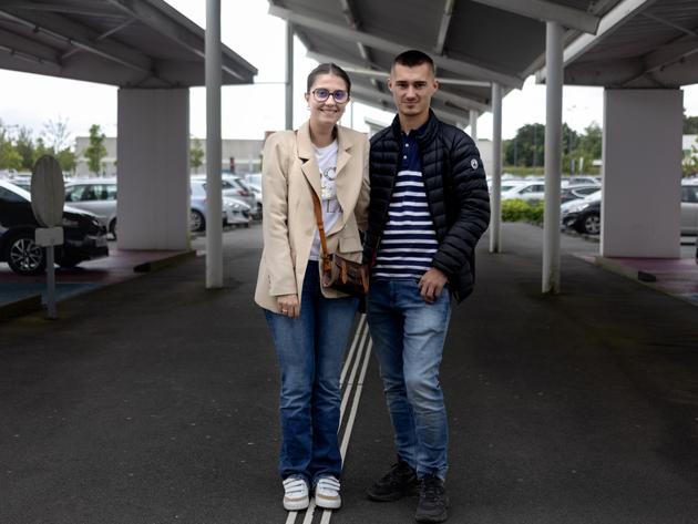 Clara Gabard et Tanguy Fonteneau ont 22 et 23 ans. Le couple vit à la campagne et dit observer une augmentation de la violence dans les zones rurales qui les effraie. « Avant, ça touchait plutôt les grandes villes. Maintenant, il y a des histoires dans les campagnes. Trafic de drogue, viols, trafic d’armes. On n’est pas du tout habitués à ça, ici. » Cholet, le 15 juin 2024.