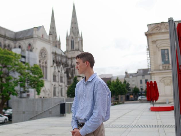 Arthur Augereau, 19 ans, est militant RN depuis septembre 2023. Etudiant, il a tracté durant la campagne électorale pendant son temps libre. Il a trouvé le public choletais curieux et sensible au message « dire non à Macron ». Cholet, le 16 juin 2024.