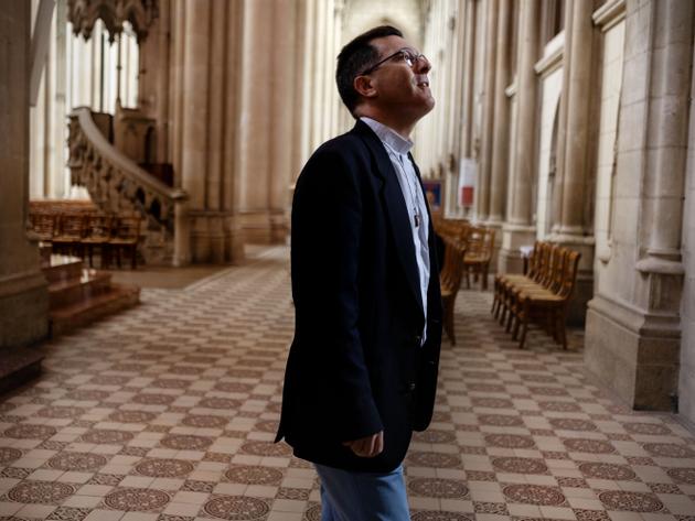 Le père Matthieu Lefrançois est curé-doyen à l’église Notre-Dame de Cholet (Maine-et-Loire). Il ne donne pas de consigne, mais pousse ses fidèles à s’interroger. Dans ses homélies, il pose la question : « Parfois, nous sommes une semence : on pousse là où on a été jeté. Parfois, nous sommes semeurs : que jetons-nous comme parole, comme geste, comme regard, comme bulletin de vote ? » Cholet, le 16 juin 2024.