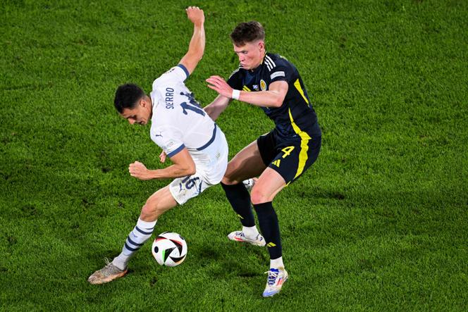 Vincent Cierro (a sinistra) e Scott McTominay (a destra) si contendono il possesso di palla, durante il sorteggio tra Scozia e Svizzera (1-1), mercoledì 19 giugno, a Colonia, nella fase a gironi di Euro 2024.