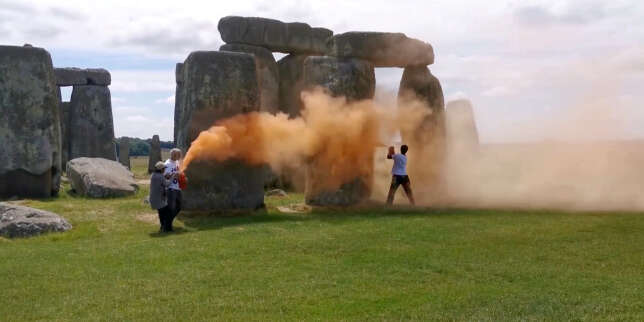 Au Royaume-Uni, deux écologistes arrêtés après avoir aspergé les monolithes de Stonehenge de peinture pour dénoncer l’inaction climatique