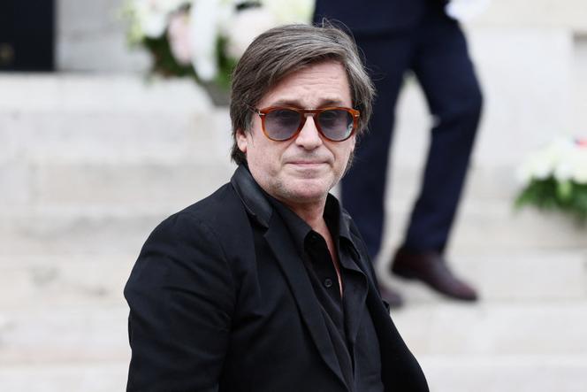 Thomas Dutronc, syn piosenkarki Françoise Hardy, przybywa na pogrzeb swojej matki pod kopułą krematorium na cmentarzu Père Lachaise w Paryżu, Francja, 20 czerwca 2024 r.