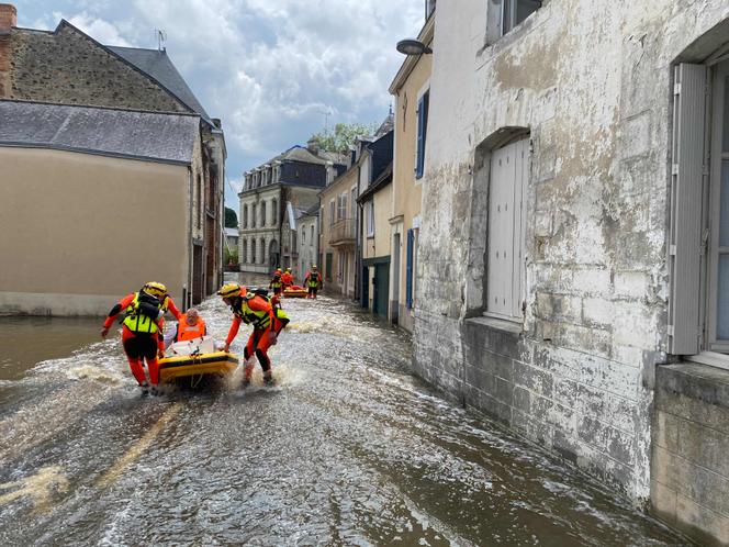 Des sauveteurs interviennent dans une rue inondée à Craon (Mayenne), le 20 juin 2024.