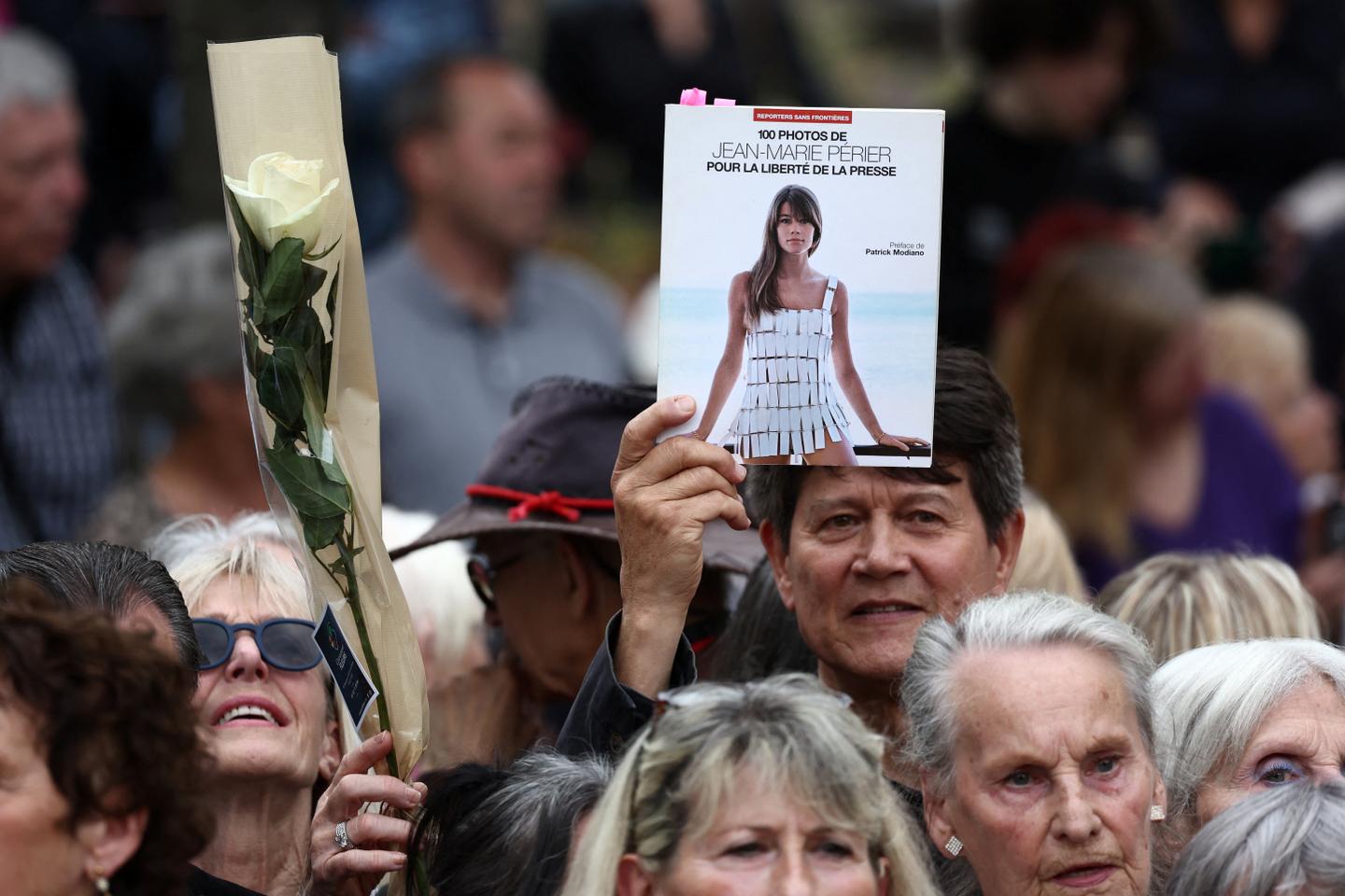 Na Père Lachaise całe pokolenie żegna Françoise Hardy, ikonę francuskiej piosenki