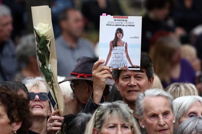 Fani zbierają się pod kopułą krematorium na pogrzebie piosenkarki Françoise Hardy na cmentarzu Père Lachaise w Paryżu, 20 czerwca 2024 r.