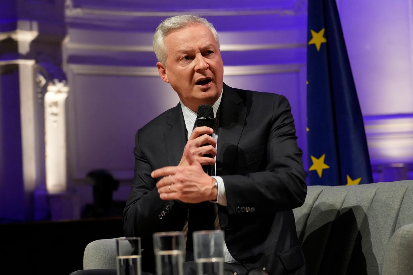 Ondanks dat hij politiek uitstel heeft gekregen, onthult Bruno Le Maire nieuwe bezuinigingen