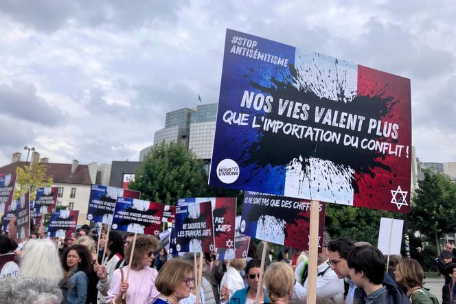 Lors d’un rassemblement pour condamner le viol d’une jeune fille juive de 12 ans, à Paris, le 19 juin 2024.