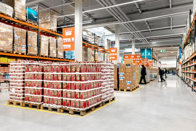 Dans le premier magasin discount Atacadao de France decor minimal petits prix et un peu le bazar