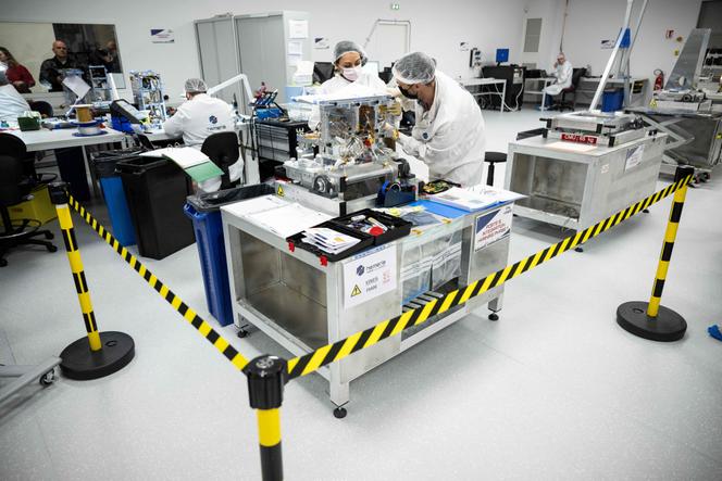 Des ingénieurs de la société Hemeria, partenaire de la société Kinéis, construisent un nanosatellite, à Toulouse, le 7 mars 2024.
